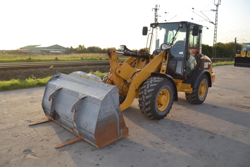 CAT 906H-2 pala gommata   2012